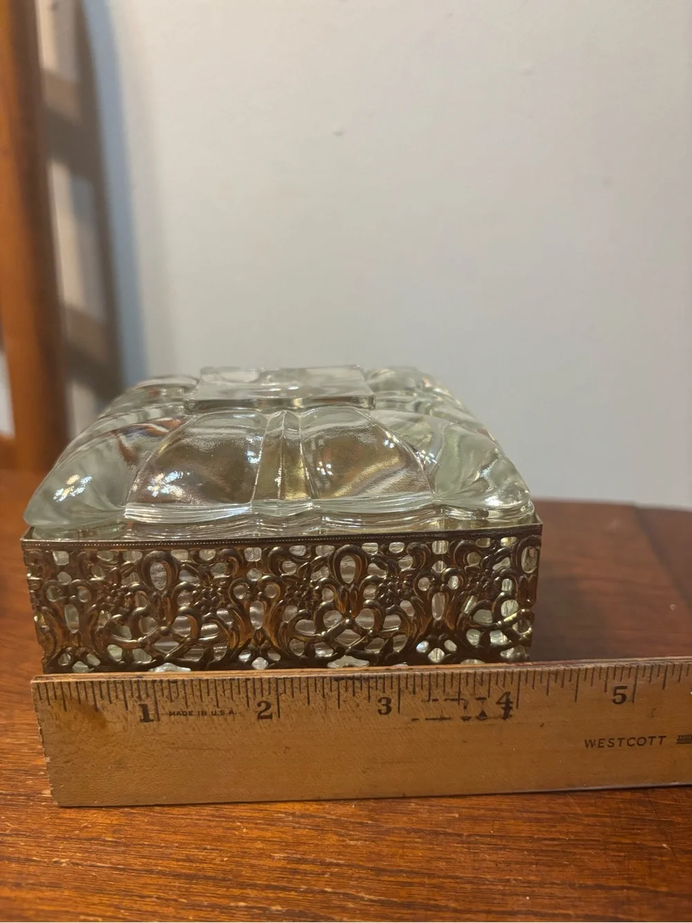 VINTAGE HOLLYWOOD REGENCY GLASS & GOLD FILIGREE FOOTED JEWELRY/TRINKET BOX